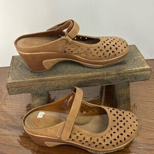 Rialto Vienna clogs. Size 8.5. EUC.